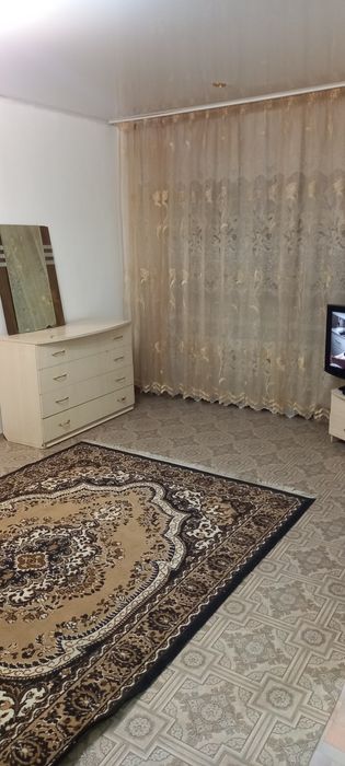 Сдам 1-комнатную благоустроенную в районе маг Рома. Теплая мебель есть