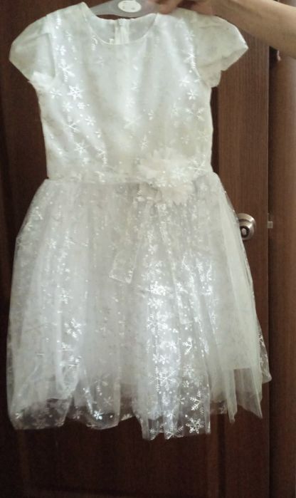 Продам платье нарядное белое на 4-6 лет