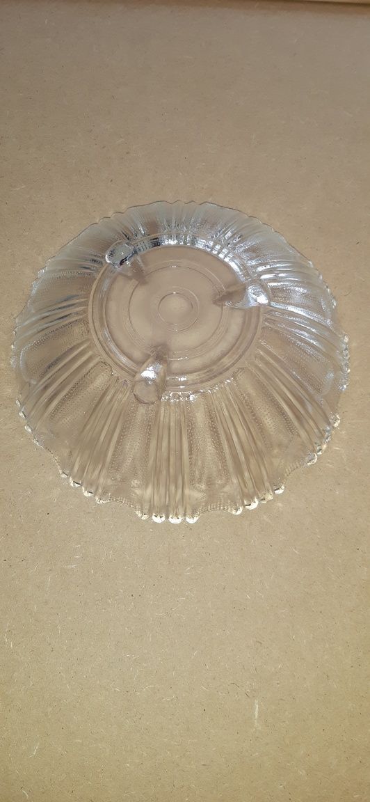 Стъклена купа и чинийки.