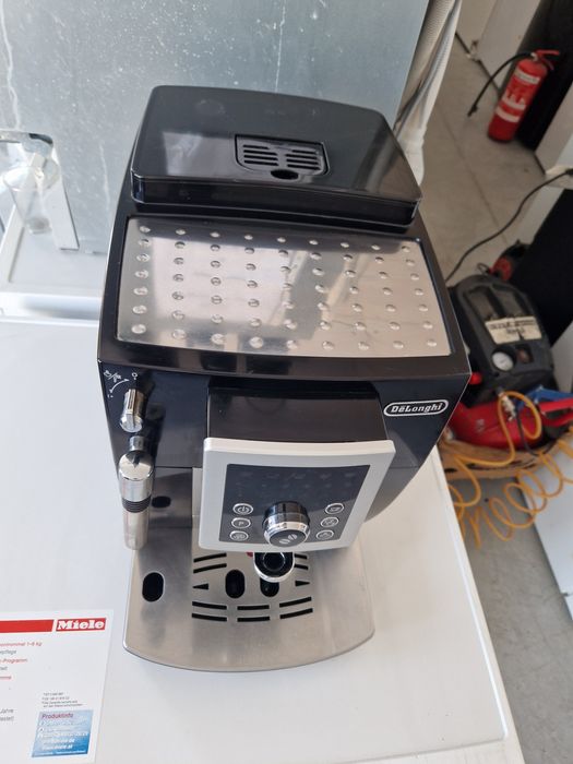 Кафе машина робот Delonghi Magnifica