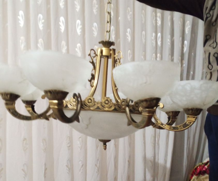 Люстра сотилади срочни