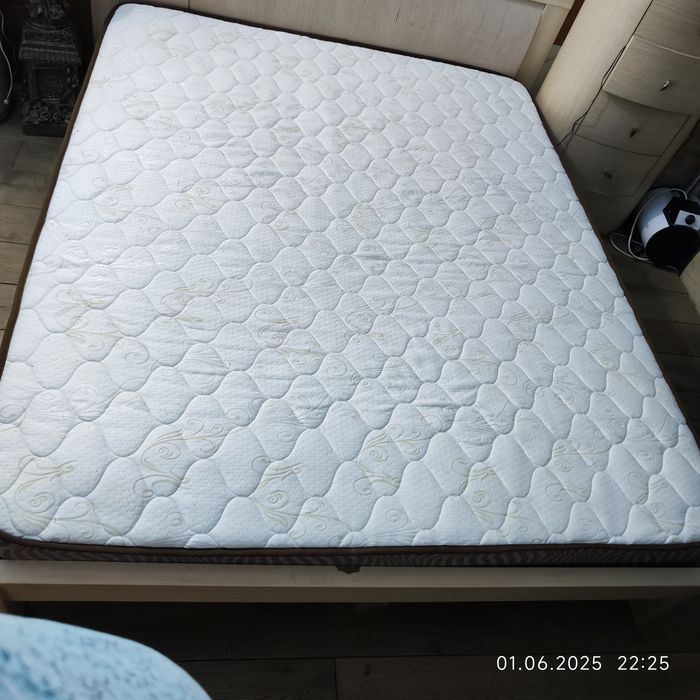 Продам матрац с кроватью 2.0× 1.6 метра