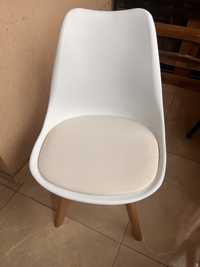 vand scaun alb, picioare lemn