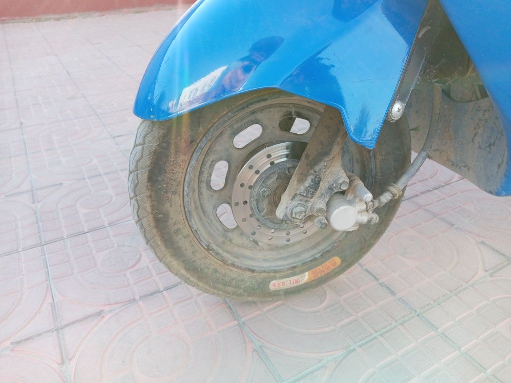 skuter jayron sotiladi pultda, kalitda, tepkida zavadi buladi
