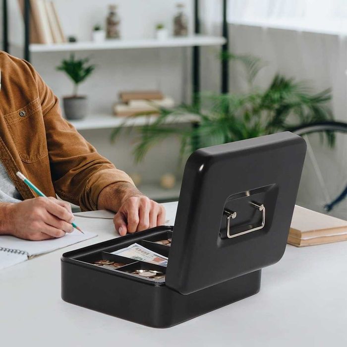 Cutie metalica pentru bani inchidere cu cheie si maner 30 x 24 x 9 cm