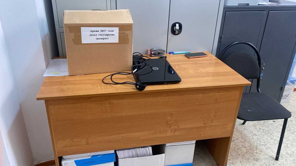 Офисный стол в хорошем состоянии