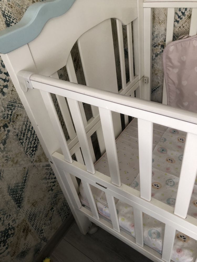 Детская кроватка и шкаф
