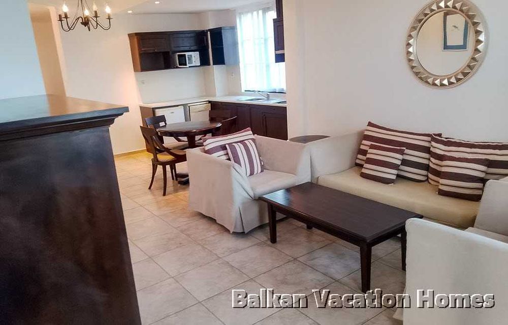 Тристаен апартамент в затворен комплекс до плажа в Обзор