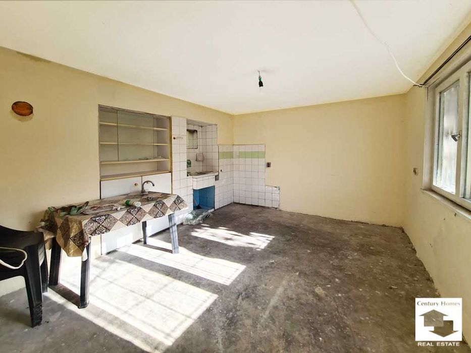 140329 Къща с равен двор и кладенец, в добро състояние, в с. Дъскот