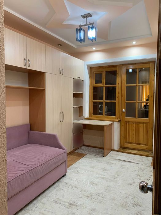 Банковская квартира, 3х (переделанная в 4х) комнатная,на метро Беруний
