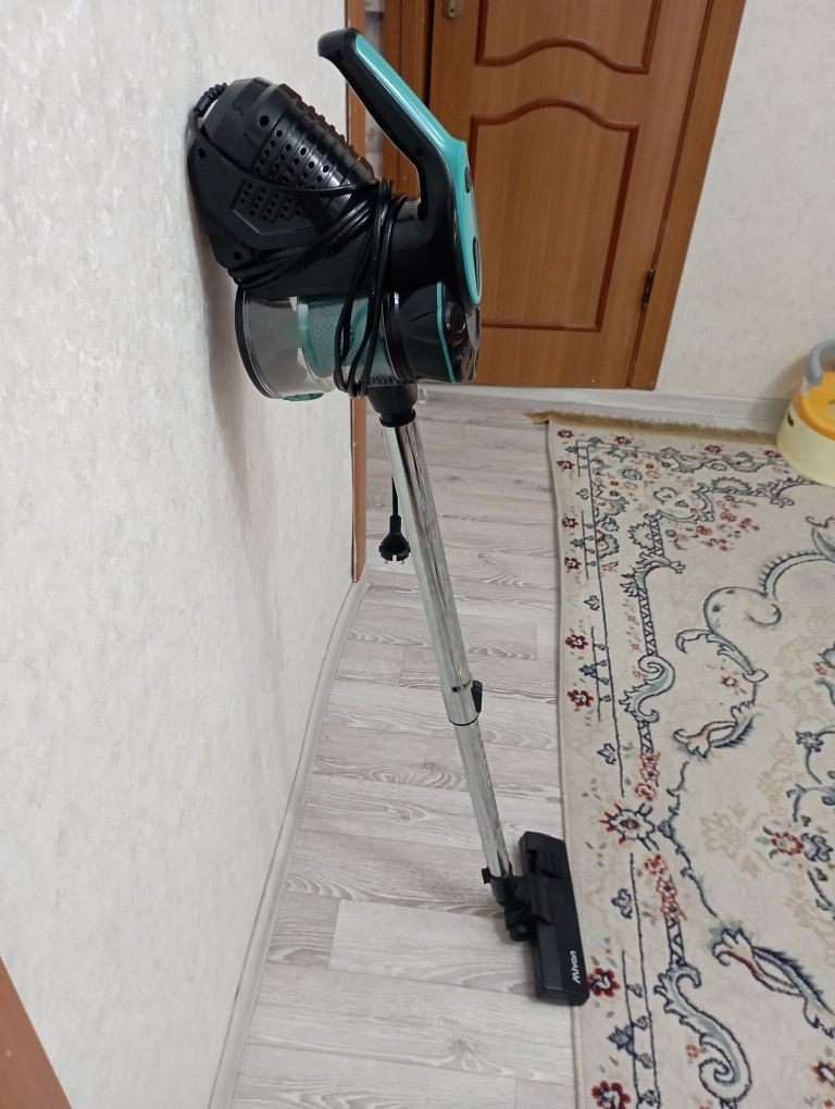 Продаю пылесос вертикальный
