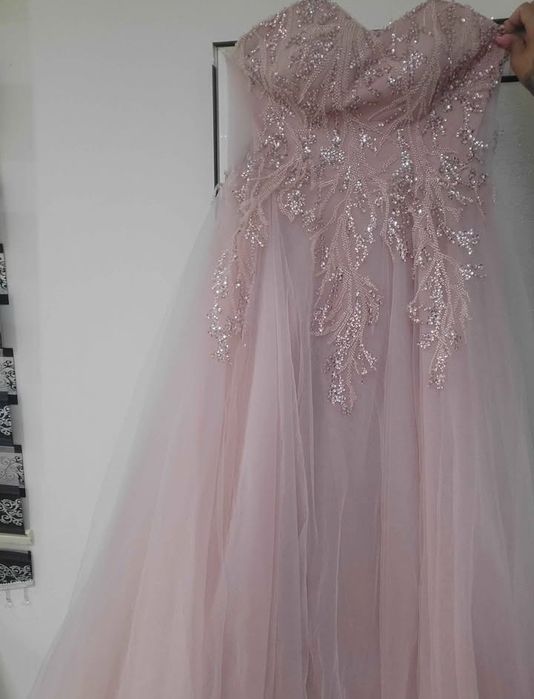 Официални рокли.