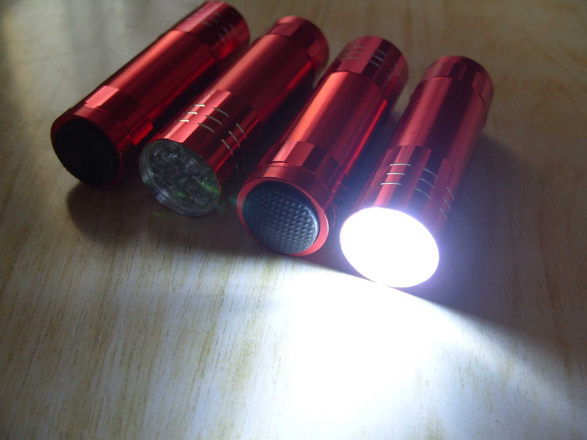 Джобен компактен фенер с 9 LED излъчвателя