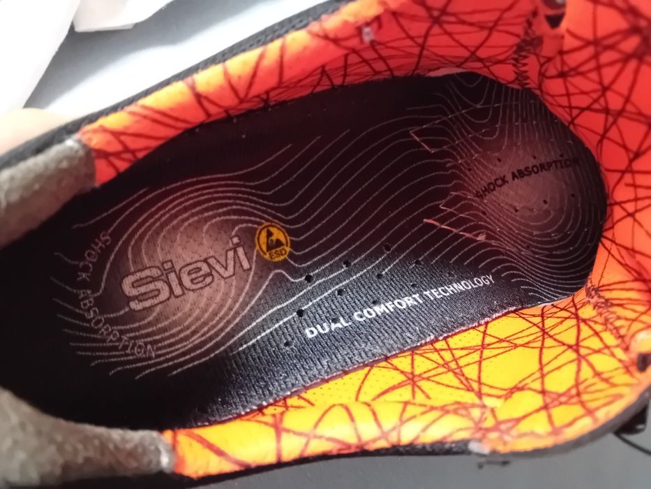 Продавам чифт работни обувки марка SIEVI 44 номер