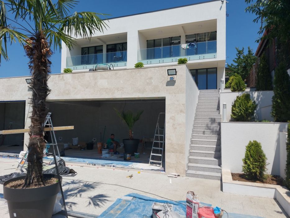 Costrucții case la rosu și la cheie