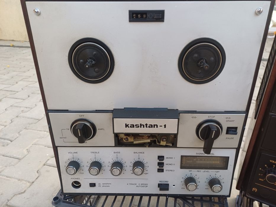Vând doua magnetofoane kastan