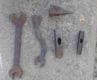 Стари инструменти - ключове, наковалня и чукове