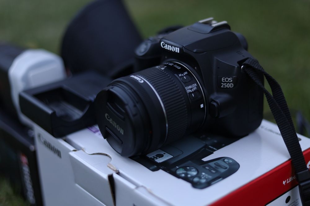 Canon 250D + китов обектив + светкавица