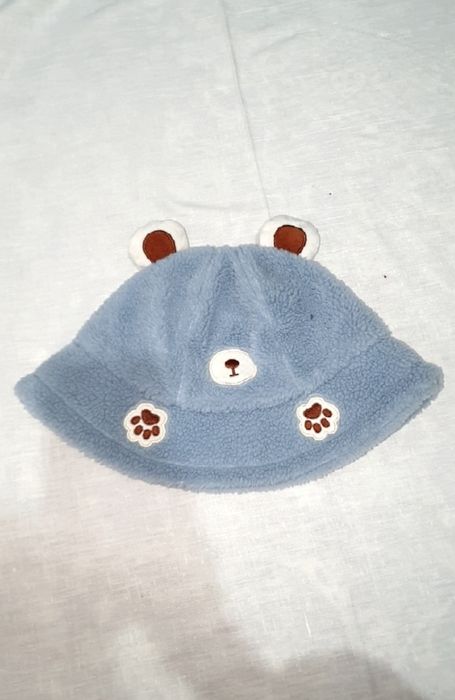 Синяя панама с нашивками в виде лап и ушей.