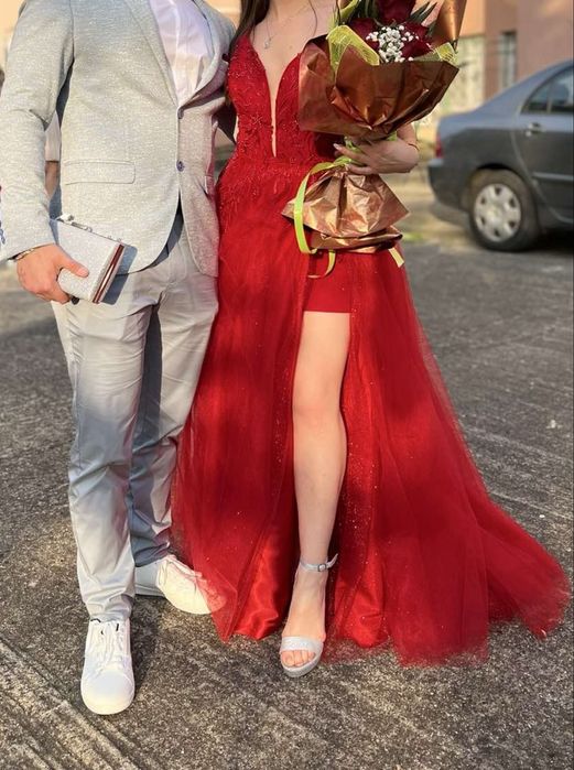 Продавам Бална рокля със сваляща се долна част