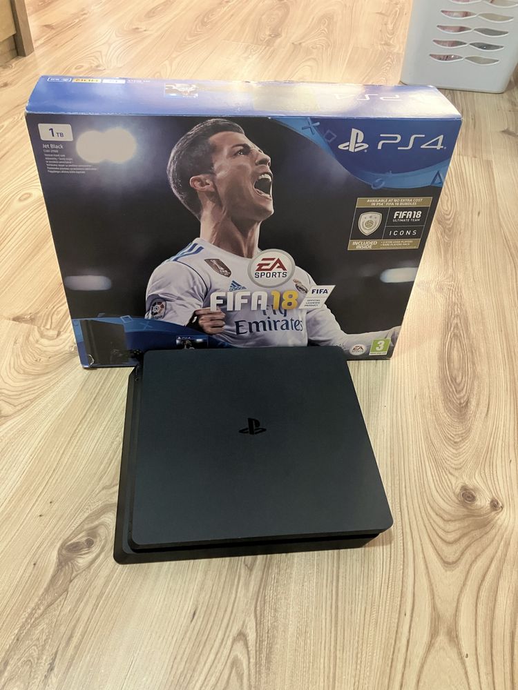 Playstation 4 slim с два джойстика и 4 игри