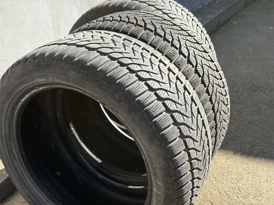 Зимни Гуми LASSA три броя 17 245/45 ползвани в мерцедес w212