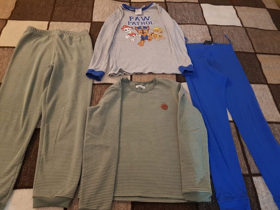 Lot haine baieti,9-11 ani: bluze H&M,pijamale,fâș ploaie,fular,manusi