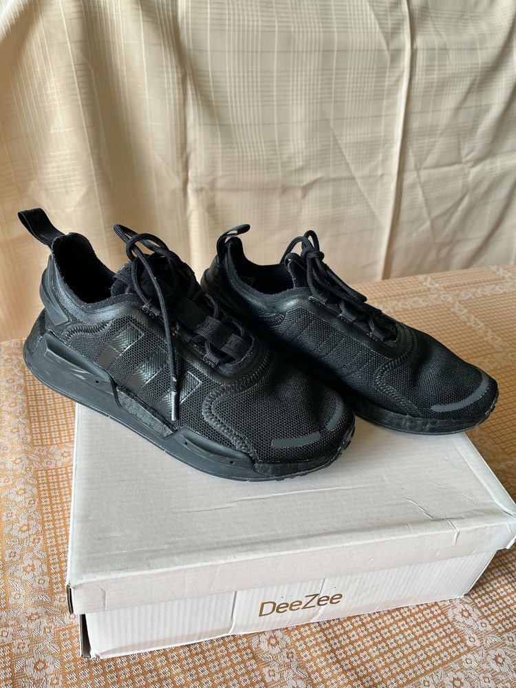 Adidas mas 38 The Brand witht the 3 Stripes