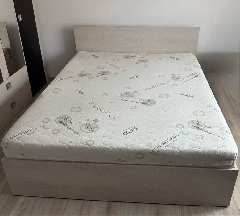 Pat cu saltea si noptiere