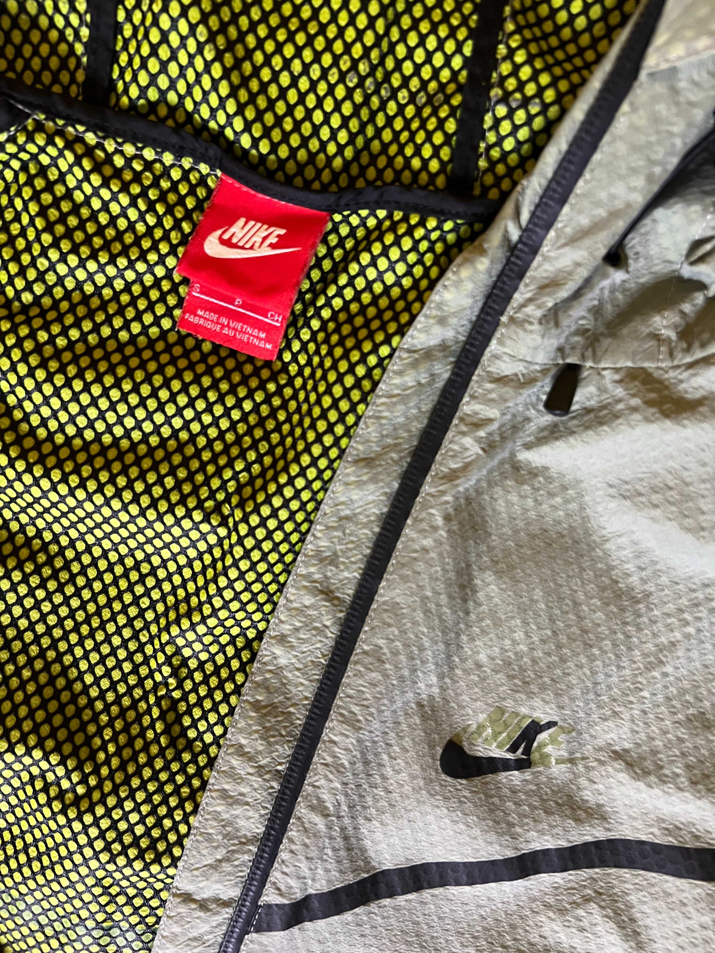 Яке ветровка Nike