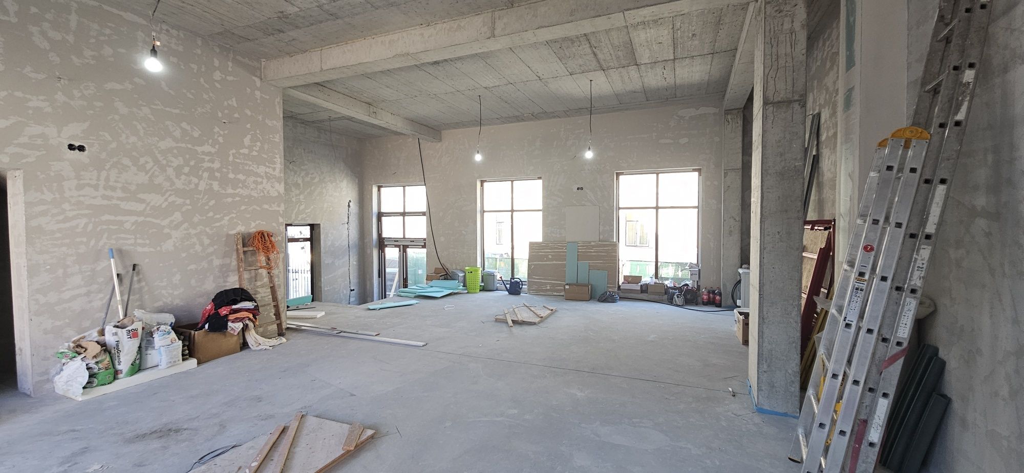 Închiriez 2 spatii comerciale str G Coșbuc