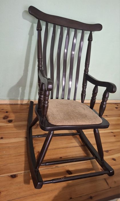 Дървен люлеещ се стол