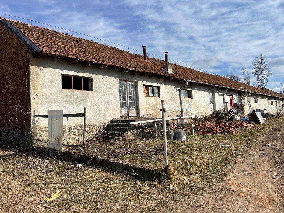 Vând grajd și teren intravilan sat Călacea, comuna Garbou, Sălaj