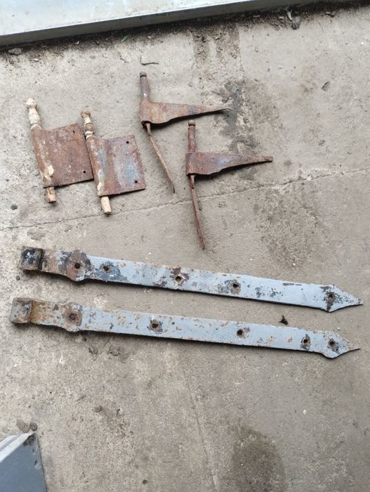 Vand usi vintage de peste 100 de ani cu balamale, manere din alama .