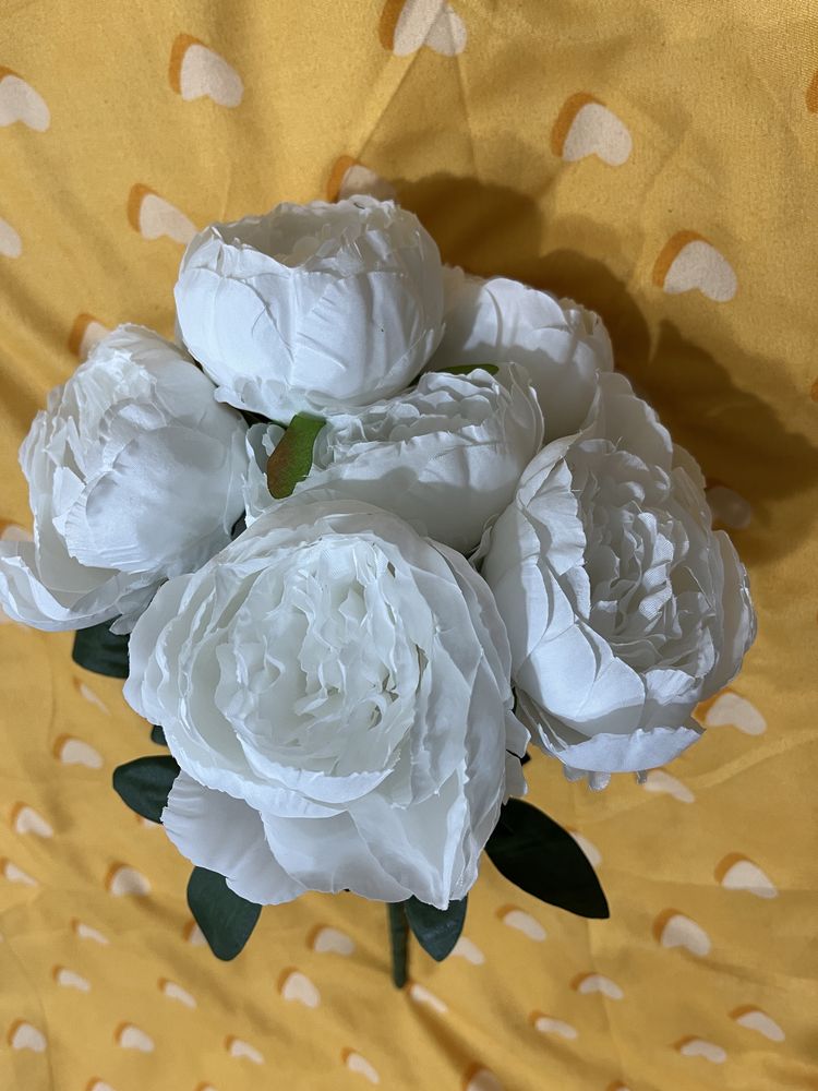 Capete hortensie , trandafiri și buchet de bujori