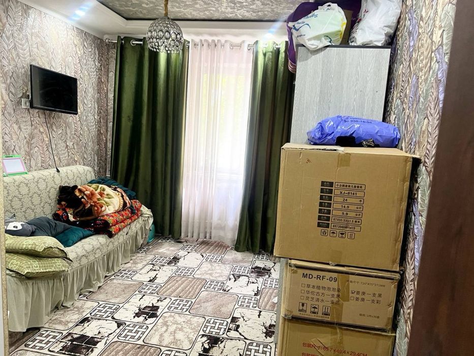 Chorsu kitob dokoni teppasida 3/1/4 kvartira sotiladi srochno