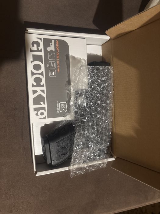 Еърсофт пистолет GLOCK 19 CO2 МЕТАЛНА РАМА от UMAREX Германия