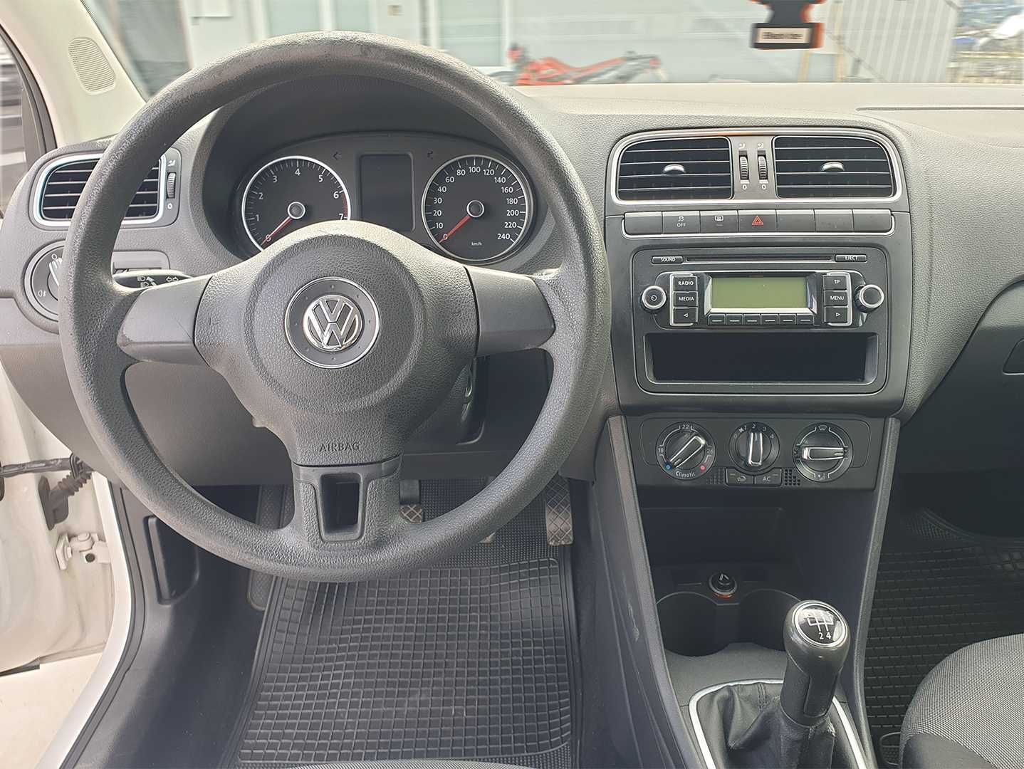 INCHIRIEZ Volkswagen POLO 6R 2011 1.4i Non-Stop de la 50 lei/Zi