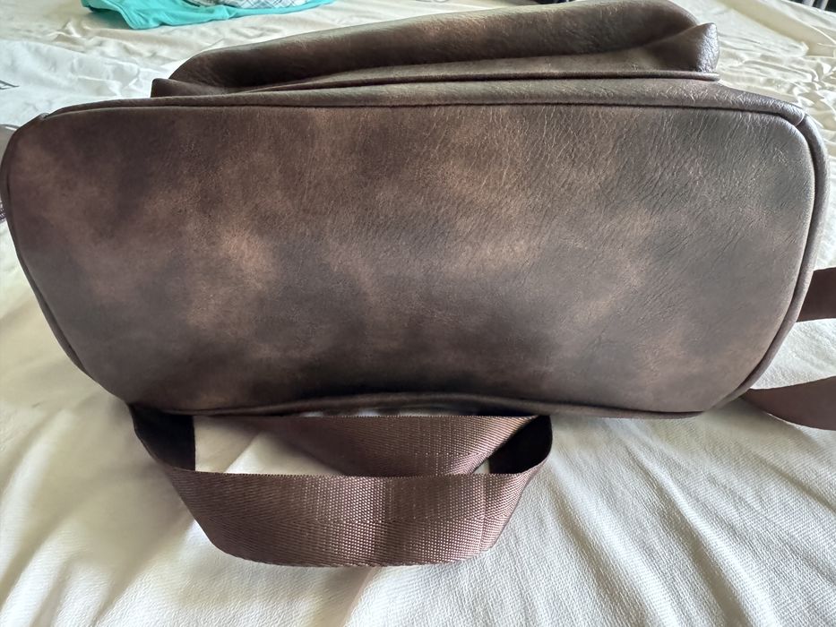 Дамска кожена раница с много джобове