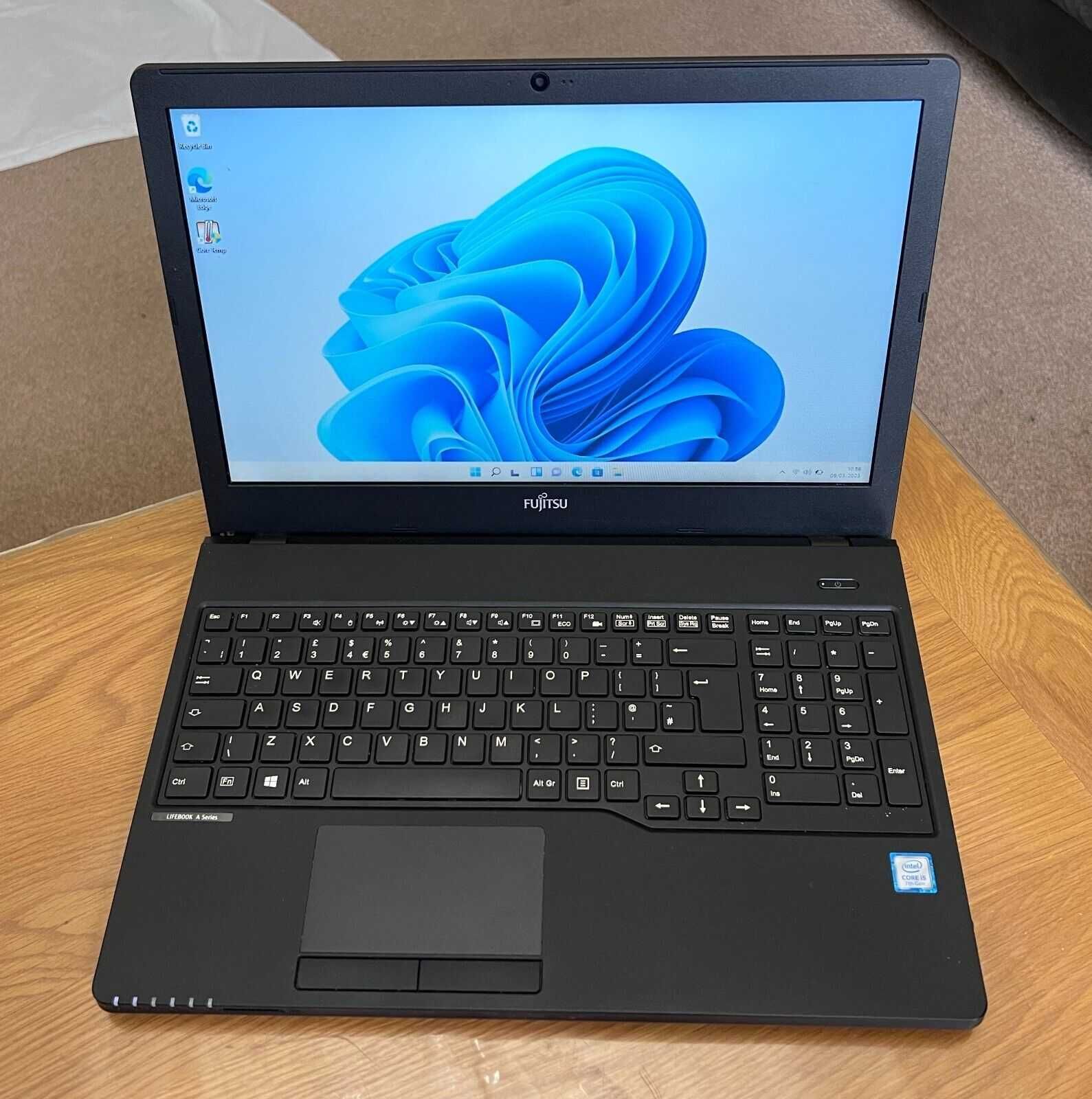 Ultrabook Fujitsu Intel Core i5-7200 8GB 128SSD 15.6" 10/10 Windows 11