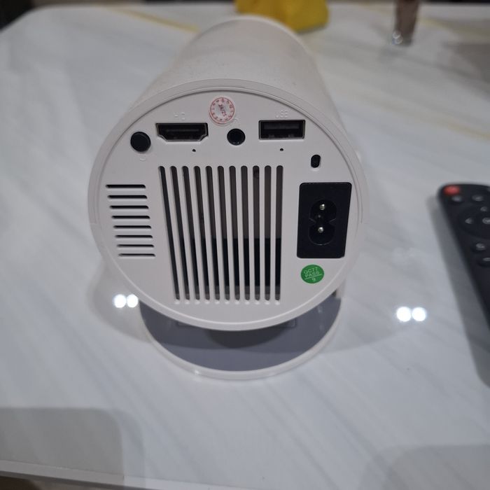 Продаю Проектор HY300