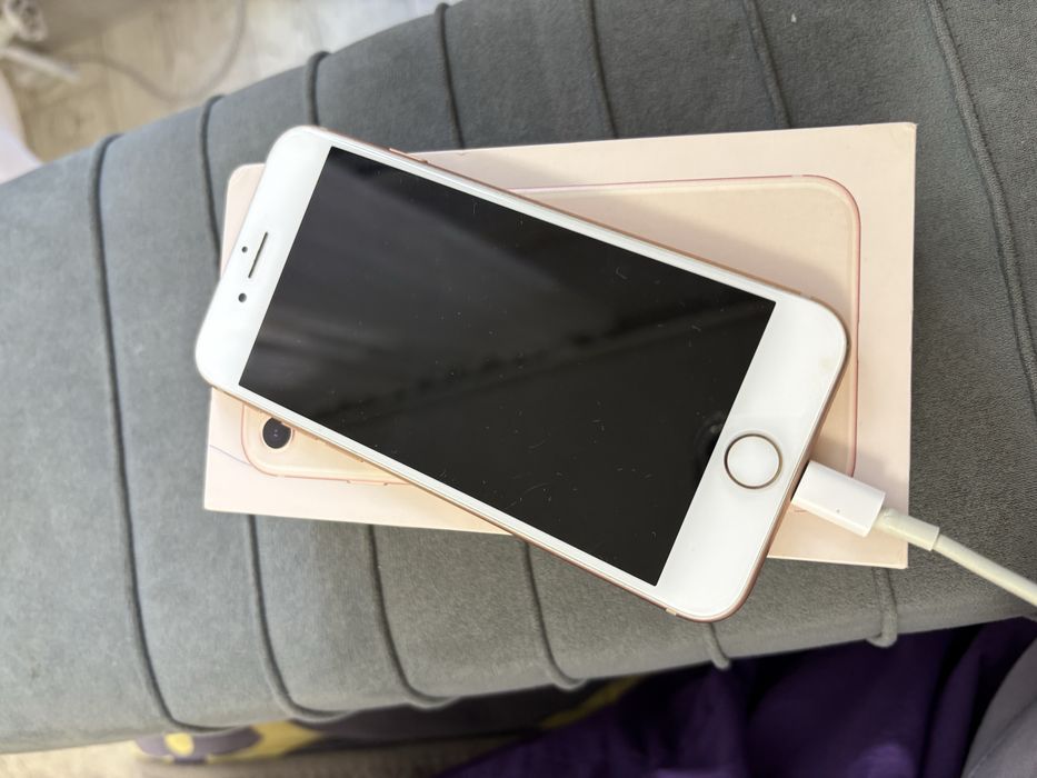 Продам 8 айфон,хорошо уступлю. Цвет rose gold