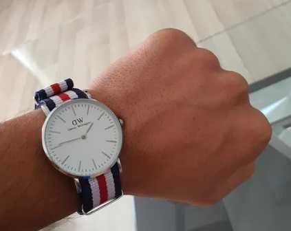 Ceas unisex Daniel Wellington Canterbury - cadoul perfect pt EA și EL