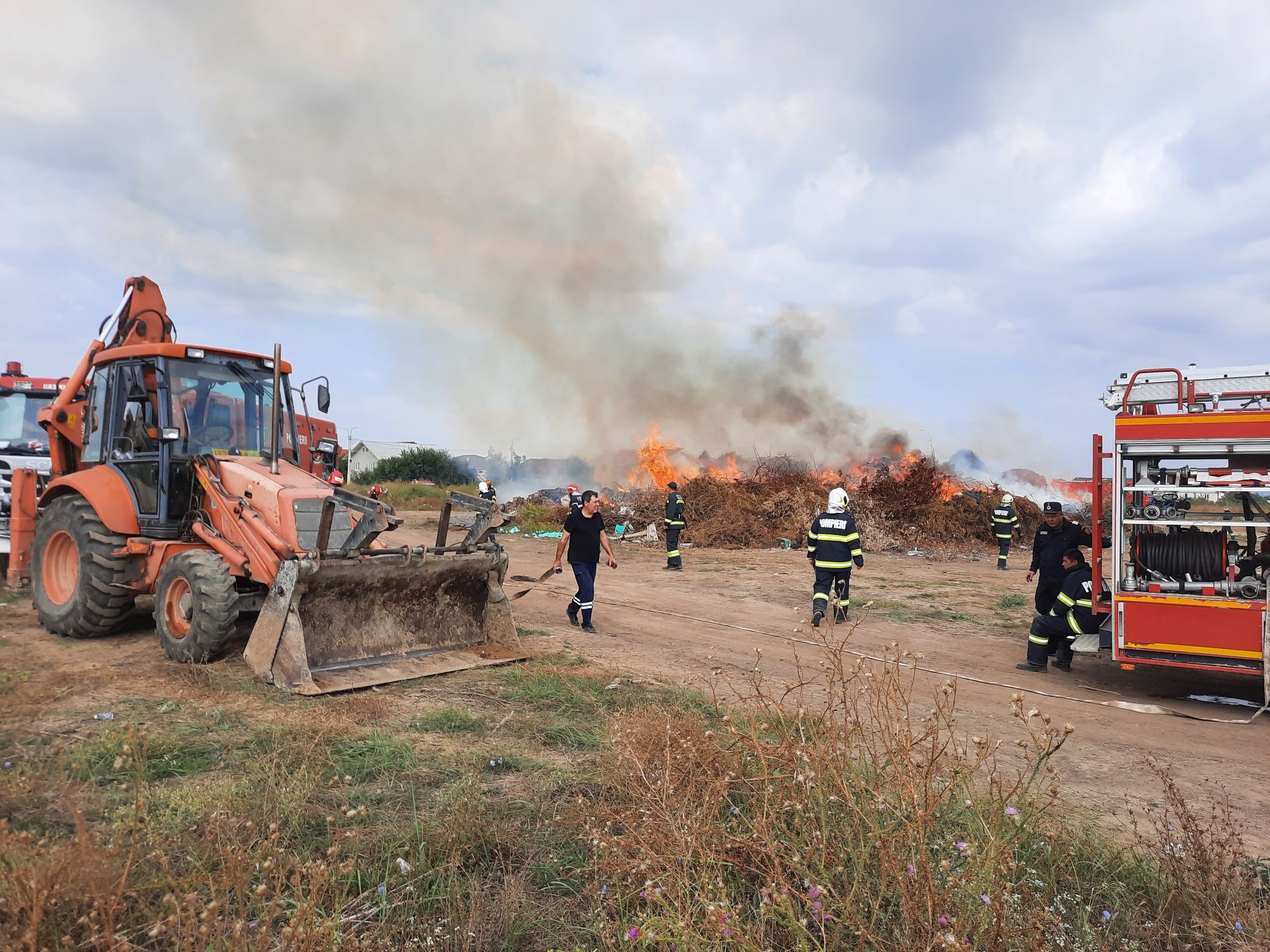 Inchiriez buldoexcavator,  buldo - excavator cu picon