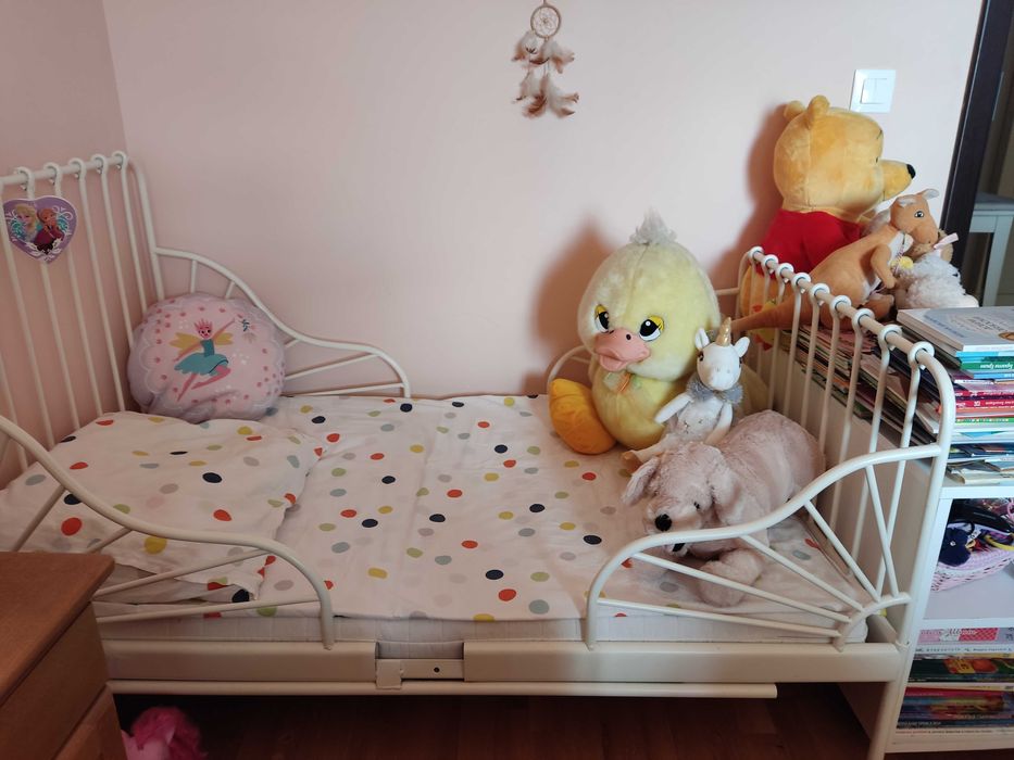 Разтегателно детско легло MINNEN от IKEA и детско шкафче 80х53х40 см.