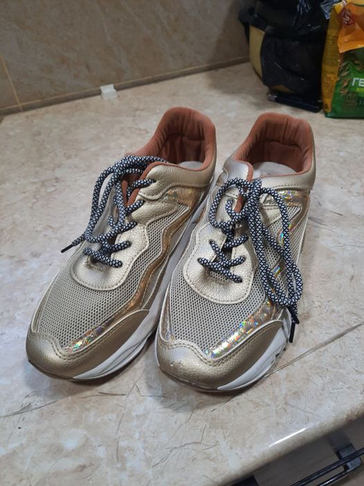 Женские кроссовки б/у