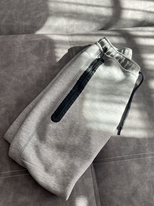 Pantaloni Nike Tech