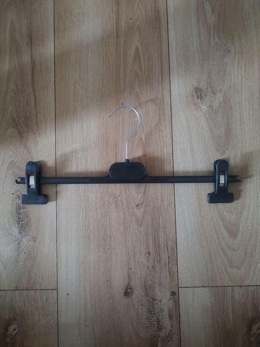 Vând umerașe negre cu clipsuri, pentru fuste