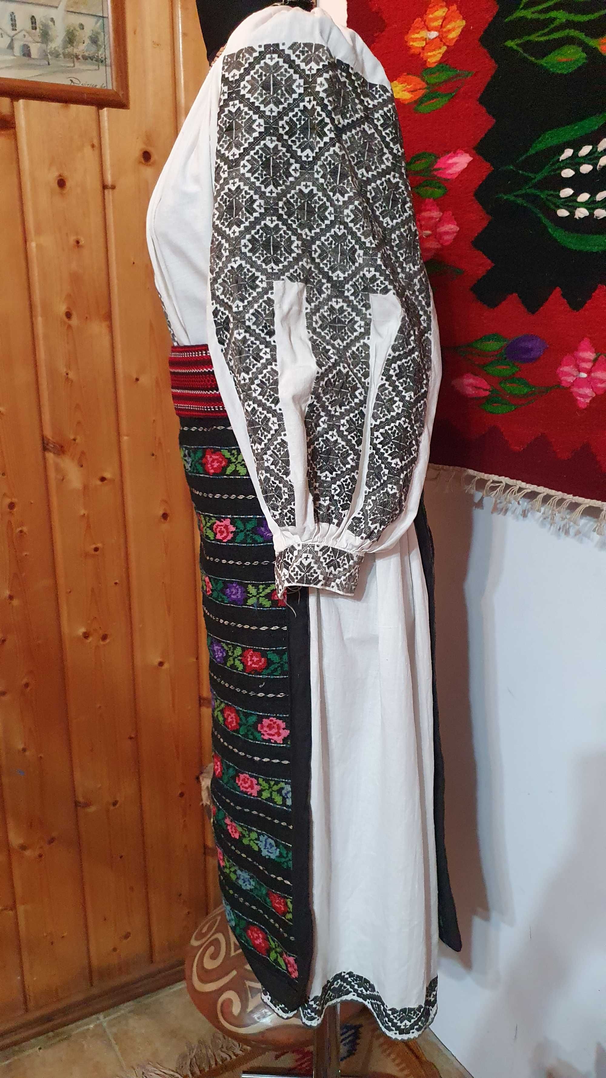 Costum popular (ie/camasa cu poale, sorturi/catrinte/fote/zadii/oprege