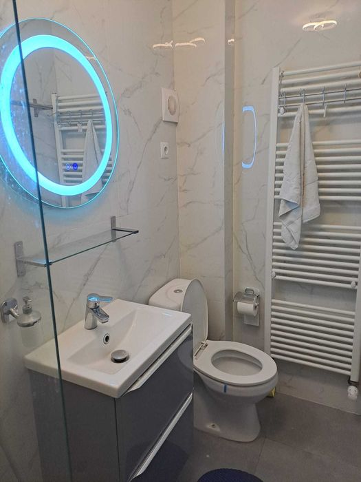 Super oferta. Locuinta la casa. Curte comuna. Piata Abator